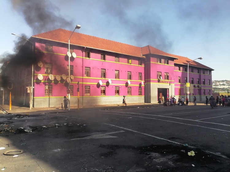 Demonstrators rightfully erupted Thokoza hostel, over prolonged blackouts, and amidst deteriorating living conditions. 